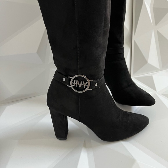 Chic Black Heeled Boots with Logo Accent 📦% - Picture 3 of 7